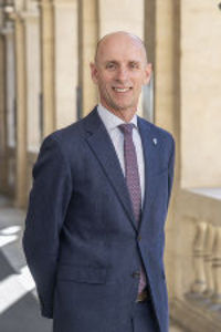 Bild vom LR Willibald Ehrenhöfer; im Anzug